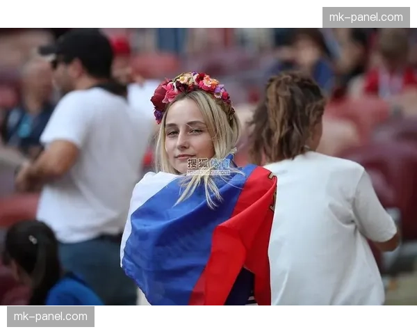 花絮：澳式橄榄球比赛中，吉祥物与球迷互动时意外摔倒