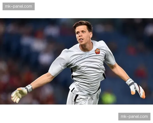 特写：终场哨响，尤文门将什琴斯尼久久伫立门前